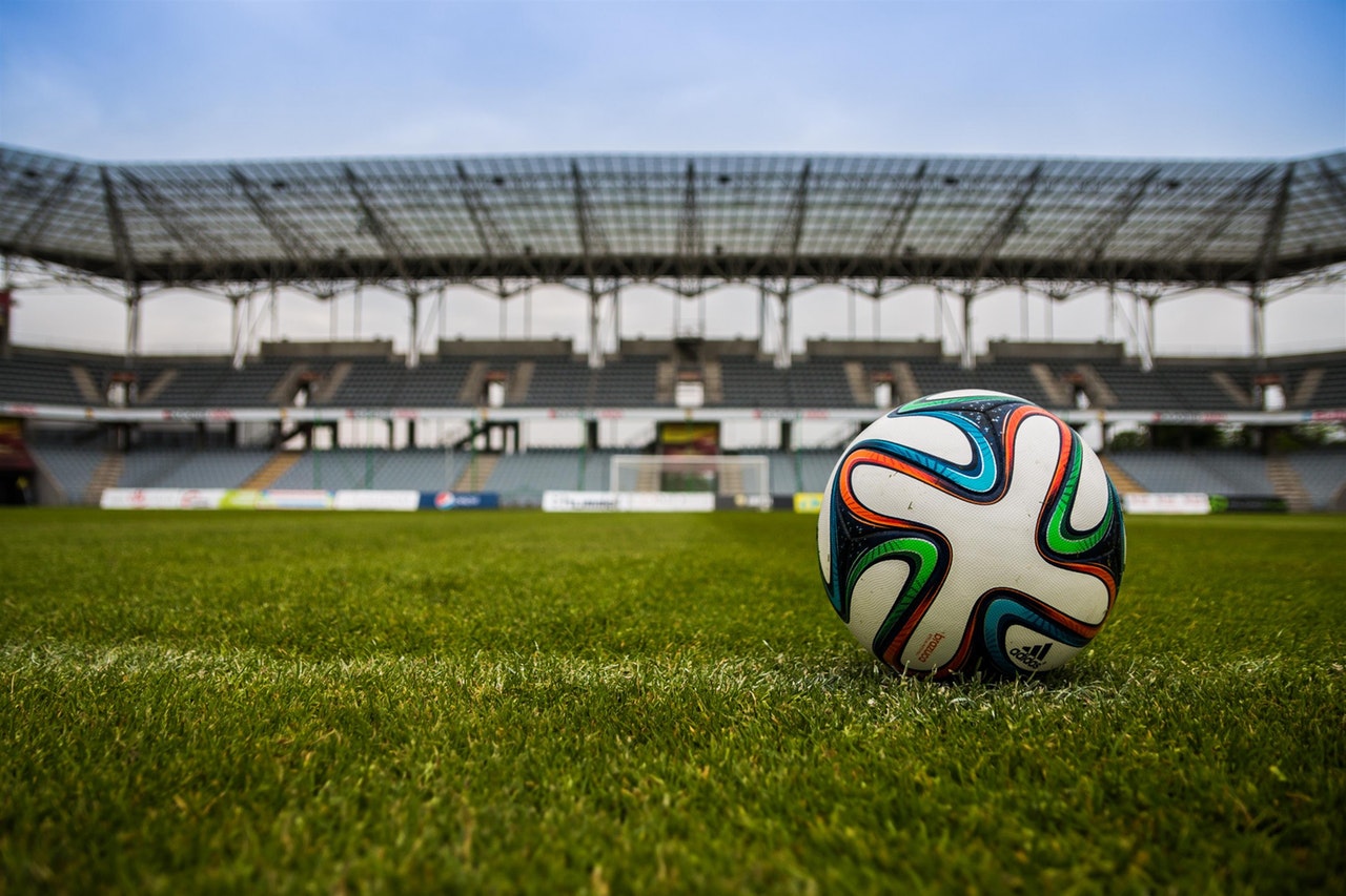 voetbal op grasveld stadion